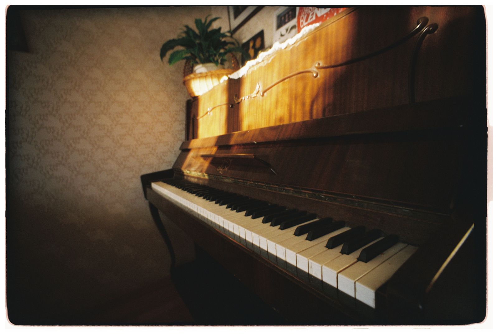 Old upright piano before piano removal in Elk Grove, CA